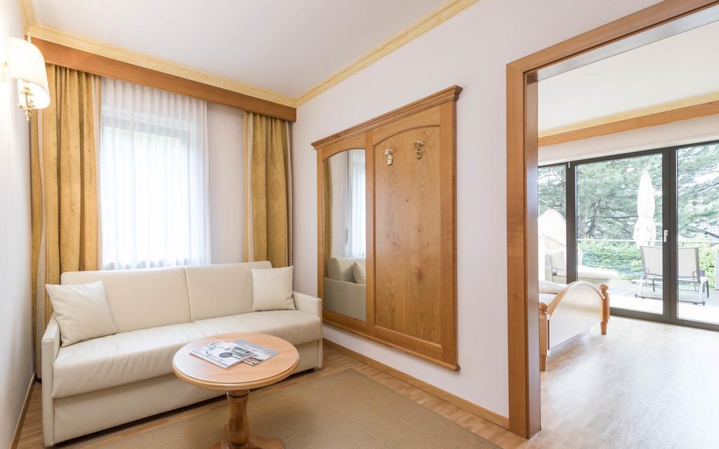 Hotel Sonnenburg Merano Room photo